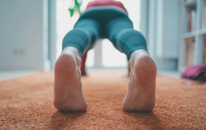 Yoga ohne Matte: In diesem Artikel zeigen wir dir, worauf du dabei achten muss.