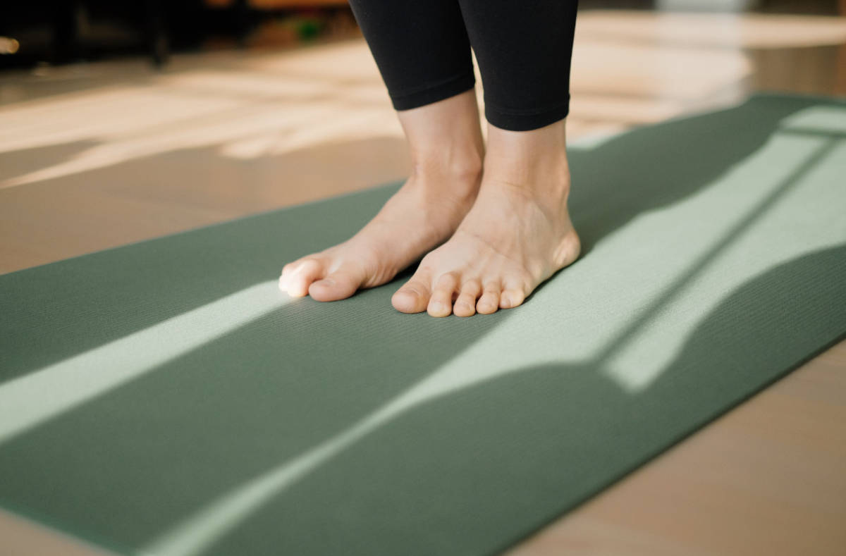 Die Yogamatten Dicke ist entscheidend. Yogamatten sollen polstern und isolieren. Trotzdem sollten sie bei Gleichgewichtsübungen Stabilität geben.