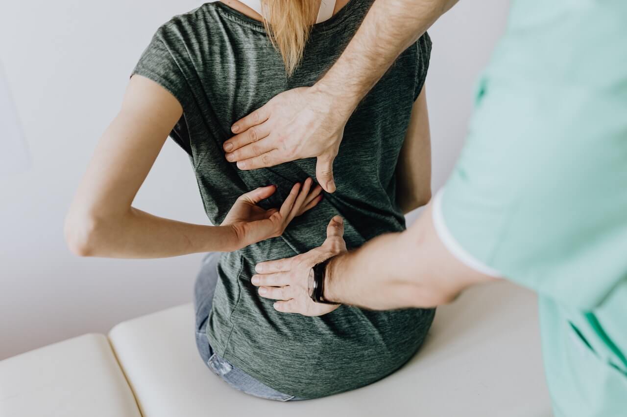 Hier zeigen wir Ihnen 6 Tipps, wie Sie Rückenschmerzen nach dem Trampolin springen vorbeugen und was Sie bei Schmerzen beachten müssen.