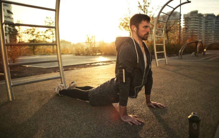 In diesem Artikel zeigen wir Ihnen, worauf Sie bei Ihrer Yoga-Einheit nach dem Laufen achten müssen. So funktioniert der Cool-down mit Yoga nach dem Joggen.