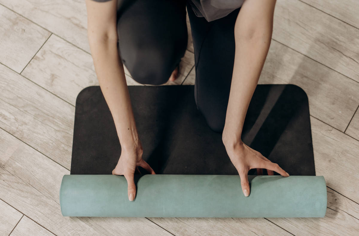 Hier verraten wir Ihnen, was Sie tun können, wenn Ihre neue Yogamatte riecht und wie Sie den Yogamatten-Geruch ganz einfach entfernen können.