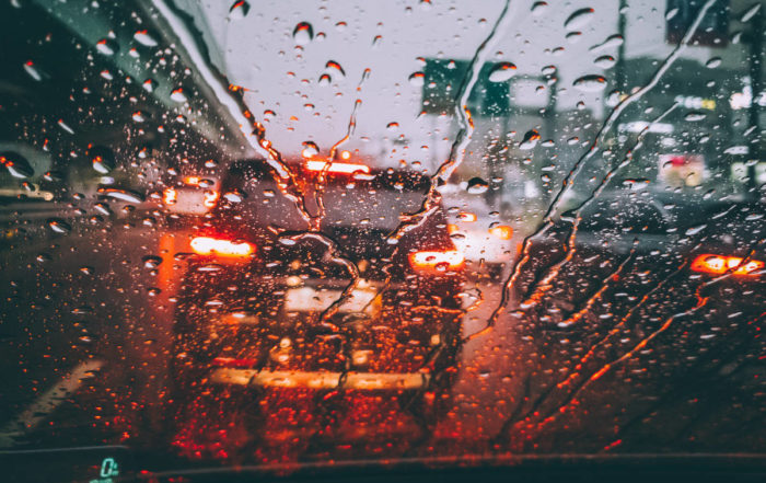 Welches Licht Sie bei schlechter Sicht durch Regen im Straßenverkehr anschalten müssen, erfahren Sie hier.