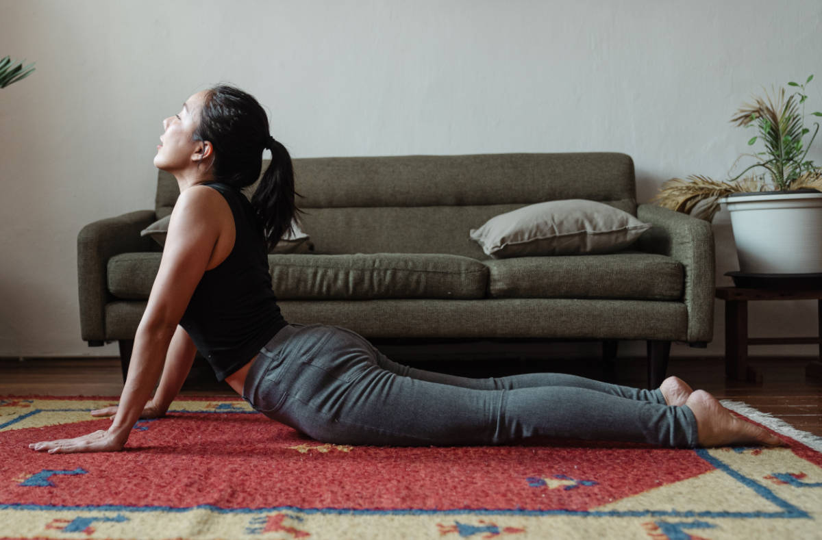 Hier erfahren Sie, wann man keine Yogamatte braucht, welche Vorteile sie hat und worauf sie bei den Übungen ohne Matte achten sollten.